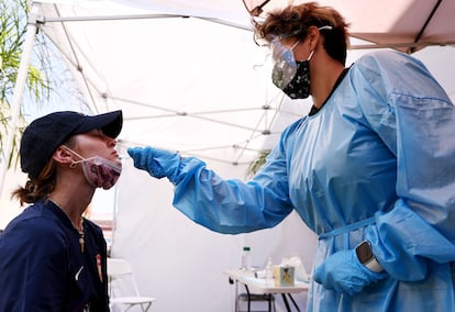 Una asistente sanitaria realiza una prueba para detectar la covid-19 en Los Ángeles