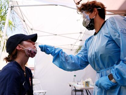 Una asistente sanitaria realiza una prueba para detectar la covid-19 en Los Ángeles este miércoles.