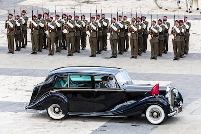 Los Reyes llegan al Patio de la Armería del Palacio Real, este miércoles, durante los actos del décimo aniversario de la proclamación de Felipe VI.