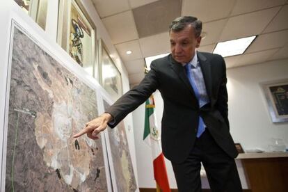 Guillermo Haro señala la mina que contaminó el Río Sonora.