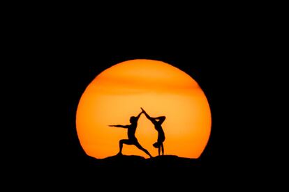 Una pareja es fotografiada en un amanecer