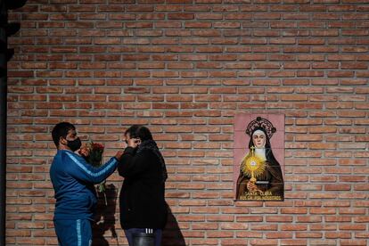 Dos personas se preparan para entrar en un cementerio en Buenos Aires. Argentina roza las 10.000 muertes por la covid tras casi seis meses de medidas de confinamiento.