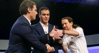 Los candidatos a la Presidencia del Gobierno de Ciudadanos, Albert Rivera; PSOE, Pedro S&aacute;nchez (c); y Podemos, Pablo Iglesias (d), se saludan a su llegada al debate.