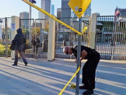 Un agente coloca un cordón policial, este martes en un instituto de Los Ángeles.
