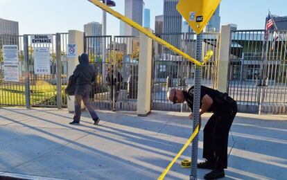 Un agente coloca un cordón policial, este martes en un instituto de Los Ángeles.