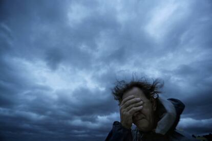 Russ Lewis se cubre los ojos de una ráfaga de viento y una explosión de arena cuando el huracán Florence se acerca a Myrtle Beach, Carolina del Sur.