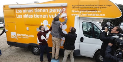 El presidente de Hazte Oír, Ignacio Arsuaga, coloca pegatinas en la caravana tránsfoba.