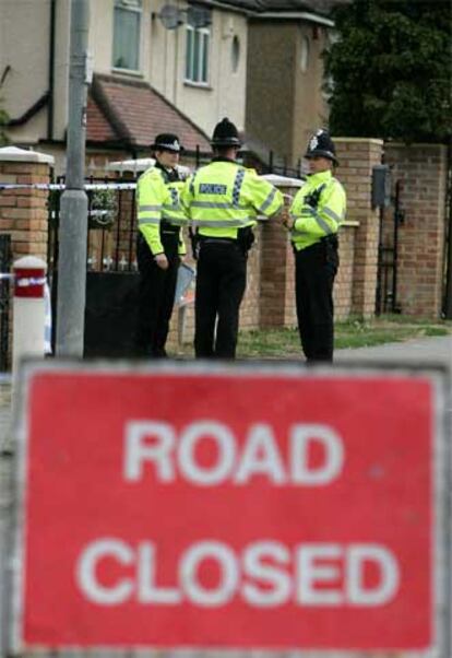 Policías británicos hacen guardia frente a una casa sospechosa en High Wycombe, localidad cercana a Londres.