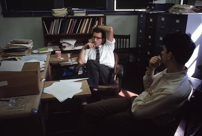 Noam Chomsky (izquierda) en 1967 en su despacho del MIT (Instituto Tecnol&oacute;gico de Massachusetts) con un estudiante.
