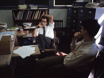 Noam Chomsky (izquierda) en 1967 en su despacho del MIT (Instituto Tecnol&oacute;gico de Massachusetts) con un estudiante.