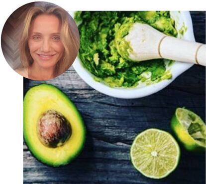 <strong>Qué ‘snack’.</strong> Guacamole.
<strong>La opinión del especialista.</strong> La actriz Cameron Diaz ha elegido un ‘snack’ saludable. Lo confirma la nutricionista Teresa Barhona: "El aguacate es un fruto rico en grasas cardiosaludables y el tomate contiene una gran cantidad de licopeno (potente antioxidante). Si le añadimos cebolla y un aceite de oliva virgen, es una saludable salsa”. Y recomienda tomarlo con unas tostas de pan integral y salmón ahumado.