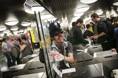 Protesta contra el coste del transporte en la estación de la Sagrera.