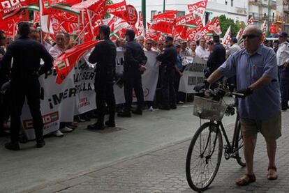 Protesta de los trabajadores afectados por los expedientes de regulación paralizados por la investigación judicial.