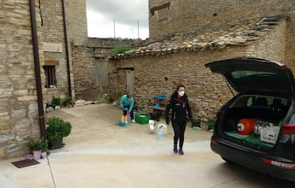 Laly Cabriada entrega alimentos a una de las cuatro vecinas de Valdeprado (Soria).