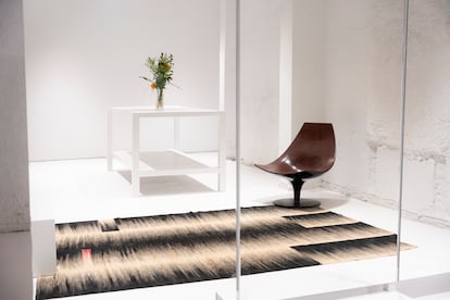 En la nueva tienda Trent, en Barcelona, predominan el metal, el blanco y elementos plateados e industriales, lo que refuerza su estética contemporánea y minimalista.