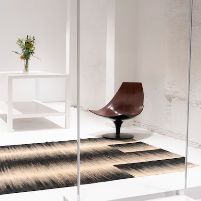 En la nueva tienda Trent, en Barcelona, predominan el metal, el blanco y elementos plateados e industriales, lo que refuerza su estética contemporánea y minimalista.