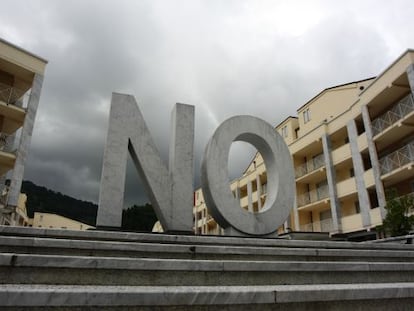 'NO', escultura del artista español Santiago Sierra expuesta en 2010 en la bienal de Carrara, Italia.