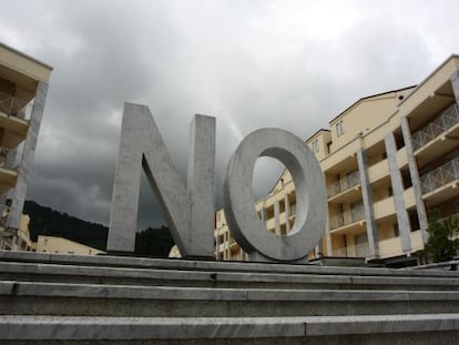 &#039;NO&#039;, escultura del artista espa&ntilde;ol Santiago Sierra expuesta en 2010 en la bienal de Carrara, Italia. 