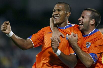 El delantero venezolano del Málaga, Salomón Rondón, celebra un gol con su compañero Apoño