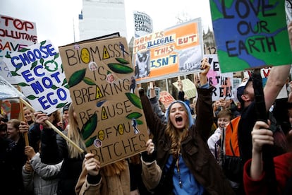 Estudiantes participan en la marcha contra el cambio climático en Londres.