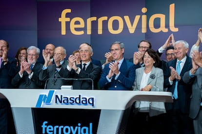 El presidente de Ferrovial, Rafael del Pino, en el centro de la imagen junto a consejeros y directivos de la empresa, en el acto de estreno de la acción en el Nasdaq.
