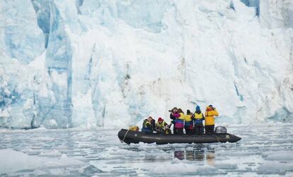 Una zodiac frente a un glaciar Lilliehookbreen, en el archipiélago subpolar de Svalbard (Noruega).