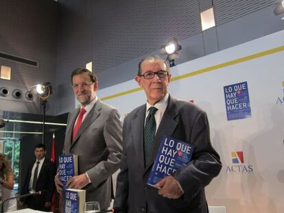 El líder del PP, Mariano Rajoy, junto al profesor José Barea