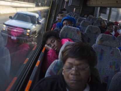 Una mujer duerme en el viaje entre Nueva York y Washington.