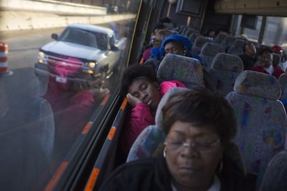 Una mujer duerme en el viaje entre Nueva York y Washington.