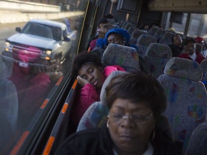 Una mujer duerme en el viaje entre Nueva York y Washington.