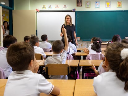 Alumnos de un colegio de Logroño asisten a clase en el primer día del nuevo curso escolar.