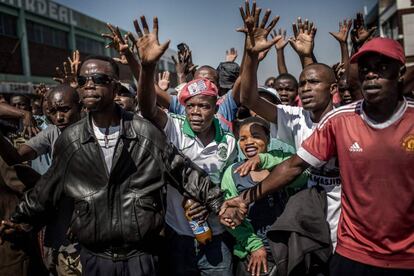 Los partidarios del partido opositor Movimiento por el Cambio Democrático (MDC) protestan contra el presunto fraude generalizado de la autoridad electoral y el partido gobernante, después del anuncio de los resultados de las elecciones, en las calles de Harare.