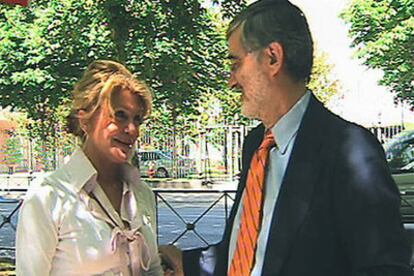 Carmen Cervera charla con Juan Miguel Hernández León en el paseo del Prado.