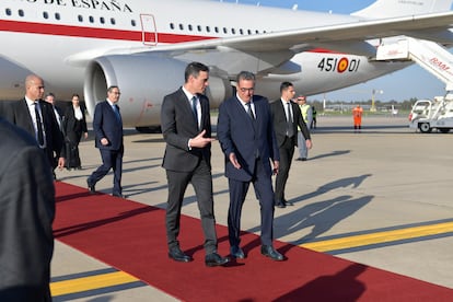 El primer ministro de Marruecos, Aziz Akhannouch (C-R), recibe al primer ministro español, Pedro Sánchez (C-L), en el aeropuerto de Rabat, este miércoles.