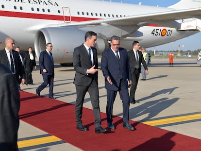 El primer ministro de Marruecos, Aziz Akhannouch (C-R), recibe al primer ministro español, Pedro Sánchez (C-L), en el aeropuerto de Rabat, este miércoles.