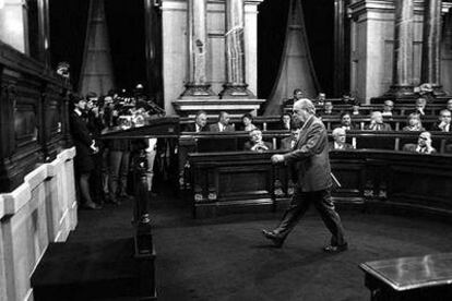 Jordi Pujol se dirige a la tribuna para pronunciar su discurso de investidura el 15 de noviembre de 1999.