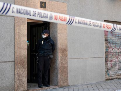 Portal de la vivienda donde ha sido asesinada una mujer, en Puente de Vallecas (Madrid).