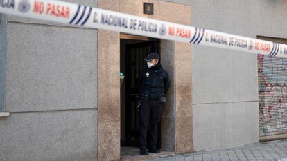 Portal de la vivienda donde ha sido asesinada una mujer, en Puente de Vallecas (Madrid).