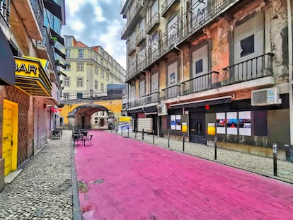 Cais do Sodré, en Lisboa (Portugal), se coloca en la segunda posición de esta clasificación. Es el corazón de la vida nocturna lisboeta desde hace años, pero su reconversión en la última década lo ha hecho un lugar del que se puede disfrutar también de día. En este tiempo han desembarcado los jóvenes chefs más prometedores de la cocina portuguesa y pequeñas tiendas de artesanos han dado un nuevo impulso al barrio. Intervenciones artísticas como su famosa calle rosa (en la imagen) le han terminado de dar un toque bohemio que atrae a turistas de todo el mundo. Pero no por ello Cais do Sodré ha perdido su personalidad. Este antiguo barrio de marineros y prostitutas no ha perdido fuelle con el paso de los siglos y sigue siendo un punto de ebullición, un lugar abierto y multicultural que discurre en paralelo a la ribera del Tajo.