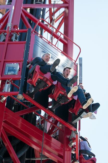 La entrada general a Ferrari Land y Port Aventura cuesta 60 euros y para menores de 12 años o menores de 60 el precio es de 52 euros. En la imagen, varias personas en la atracción Thrill Towers.