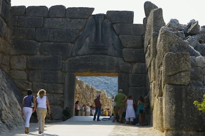 La puerta de los Leones, en el yacimiento arqueológico de Micenas, en el Peloponeso.