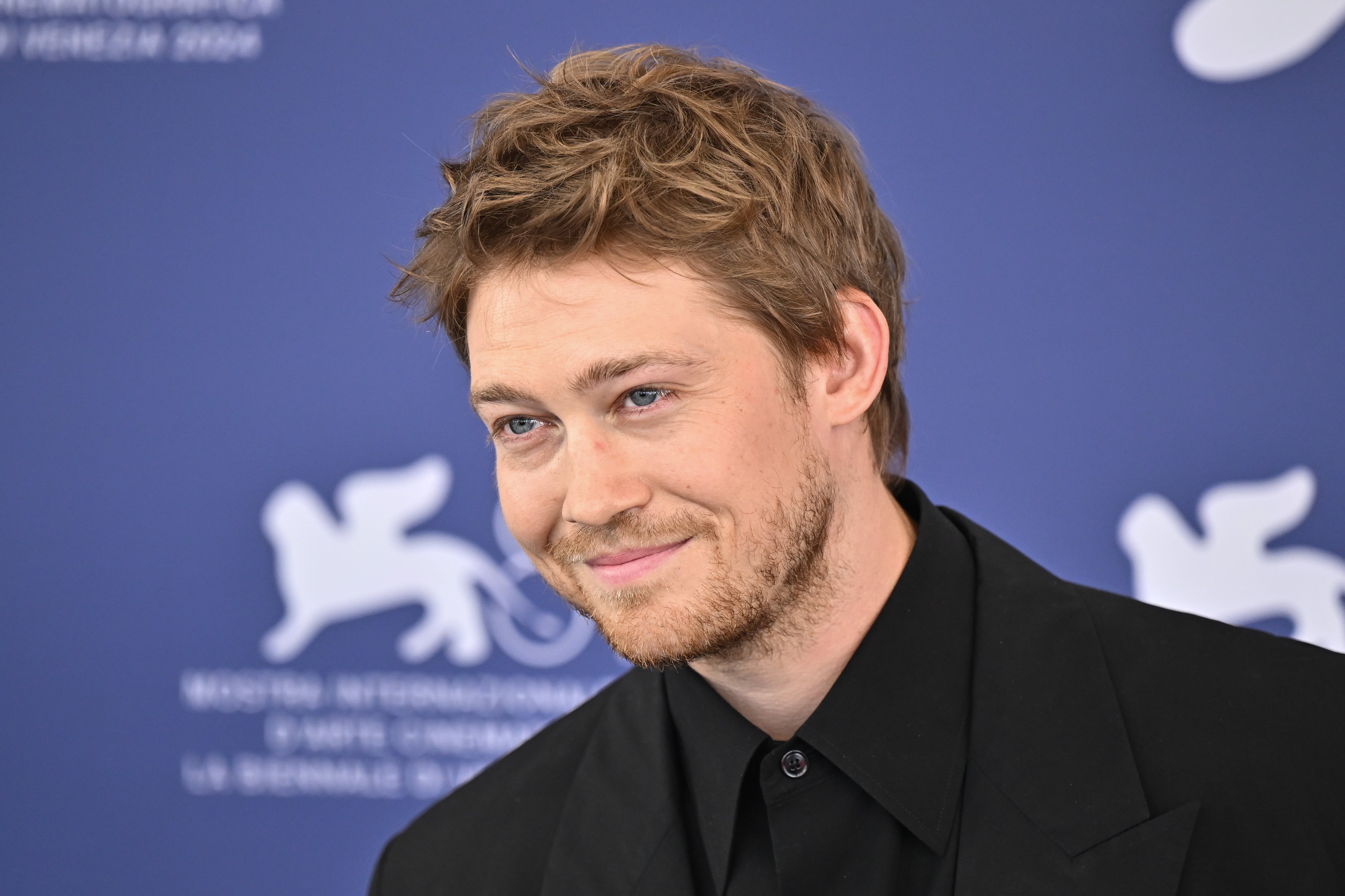 Joe Alwyn, el actor que huía de la fama durante su relación con Taylor Swift y ahora busca los focos