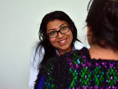 Lesbia Guill&eacute;n, m&eacute;dico de atenci&oacute;n primaria de Majupepentic (Chiapas, M&eacute;xico), atiende a una paciente en su consulta.
