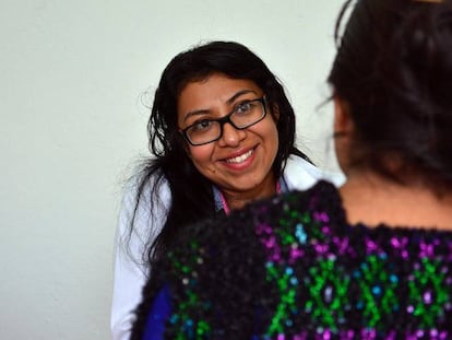 Lesbia Guill&eacute;n, m&eacute;dico de atenci&oacute;n primaria de Majupepentic (Chiapas, M&eacute;xico), atiende a una paciente en su consulta.