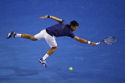 Djokovic intenta frenar con el revés un golpe de Federer. 