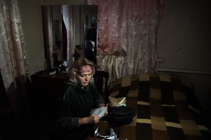 Irina, profesora de instituto de 48 años, recoge algunos objetos personales antes de abandonar su casa de Kupiansk.
