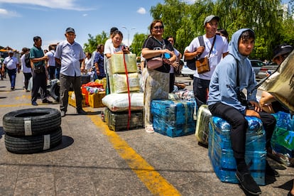 Compradores kazajos en el centro de Cooperación Internacional Transfronterizo, una zona de libre comercio que pertenece a China y Kazajistán, ubicado justo en la frontera entre ambos países. 