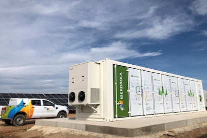 Baterías para almacenamiento de energía eléctrica instaladas junto a una planta solar de Iberdrola.