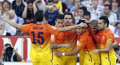 Thiago celebra con sus compañeros el primer gol del partido.