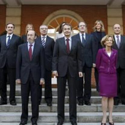 José Luis Rodríguez Zapatero, ha posado hoy junto a todos sus ministros en la foto de familia del Gabinete tras la remodelación del pasado 20 de octubre